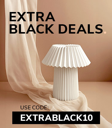 Promotivna slika za Extra Black Deals s bijelom naboranom stolnom lampom na bež platnenoj pozadini i kodom za popust ‘EXTRABLACK10